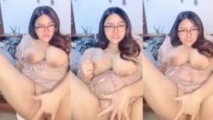 Mendesah Keenakan Cubit Uting Araa Toge Omek 320x180 1