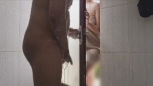 Tante Tiba Tiba Masuk Ketika Aku Sedang Coli Di Kamar Mandi 320x180