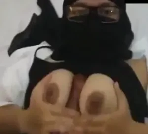 Tante Montok Hijab Bercadar Jepit Kontol