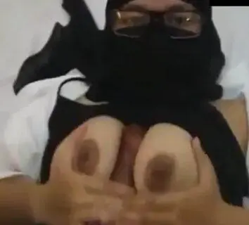 Bokep Indo Tante Montok Hijab Bercadar Jepit Kontol