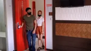 Bapak Temani Anak Angkat Cek Kamar Kos