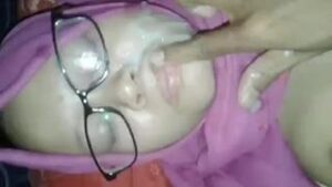 Crott Di Wajah Abg Hijab Kacamata