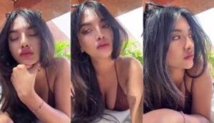 Sally Mawarni Tebar Pesona Pakai Bikini Seksi