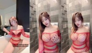 Lingeri Jaring Merah Menutupi Toket Besar