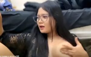 Talent Cantik Kacamata Masih Muda