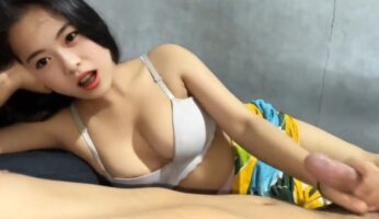 Bokep Indo Tetangga Kos Cantik Bantu Kocokin